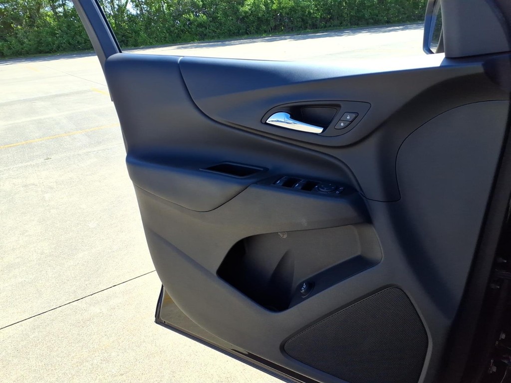 Chevrolet Equinox Vehicle Full-screen Gallery Image 15