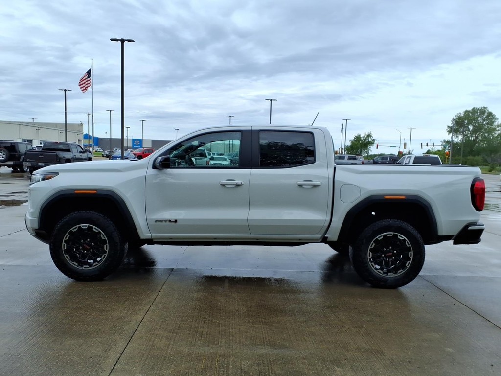 GMC Canyon Vehicle Full-screen Gallery Image 2