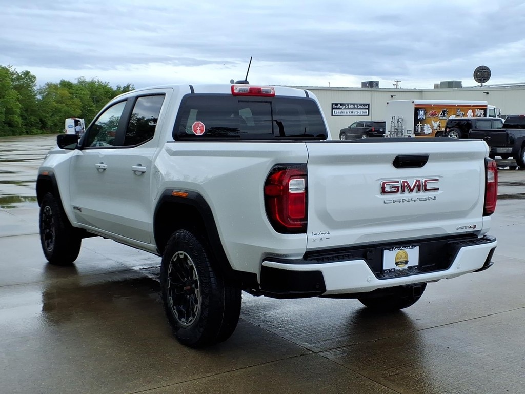 GMC Canyon Vehicle Full-screen Gallery Image 3