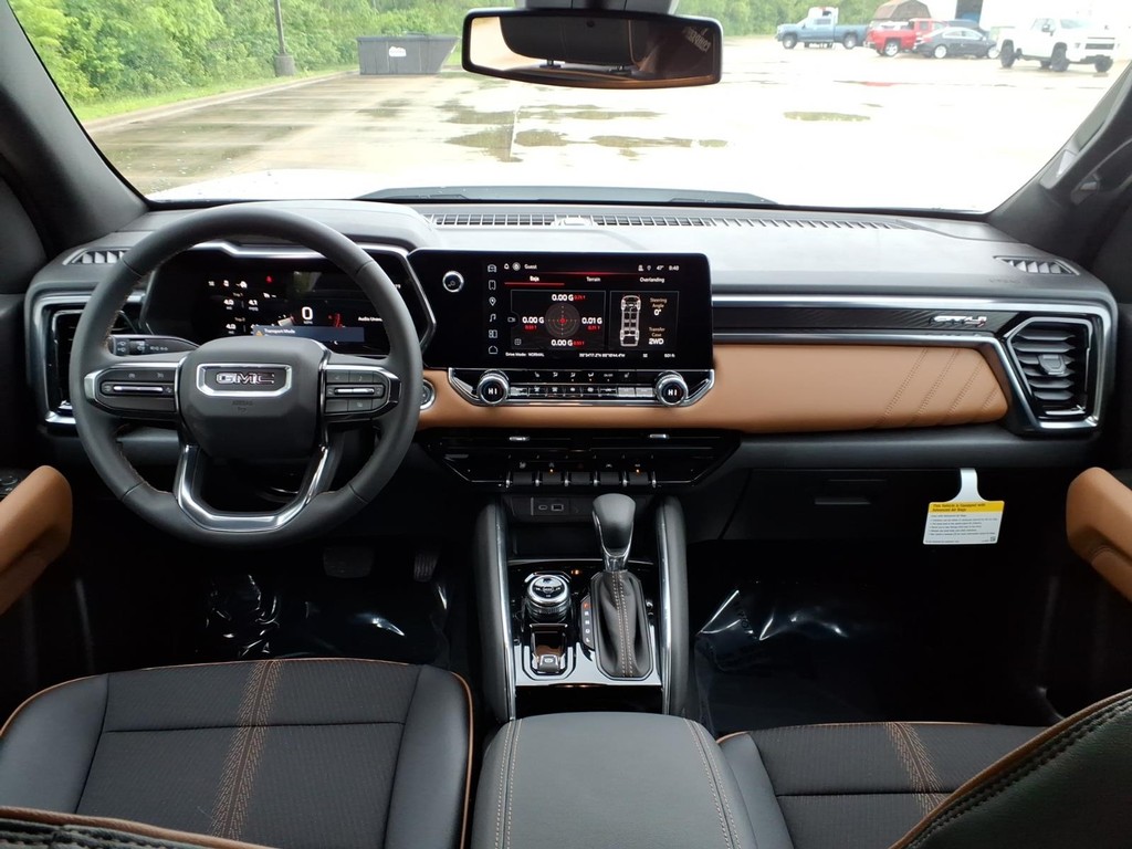 GMC Canyon Vehicle Full-screen Gallery Image 4
