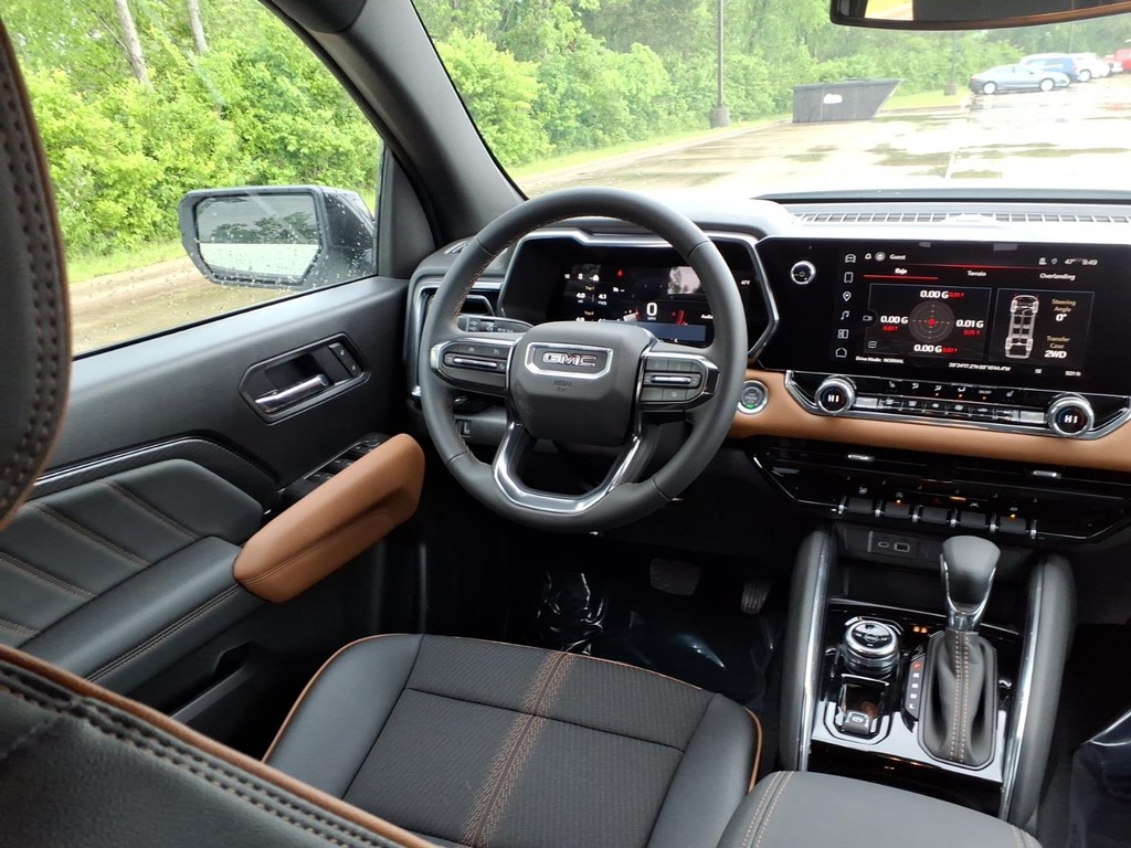 GMC Canyon Vehicle Full-screen Gallery Image 6