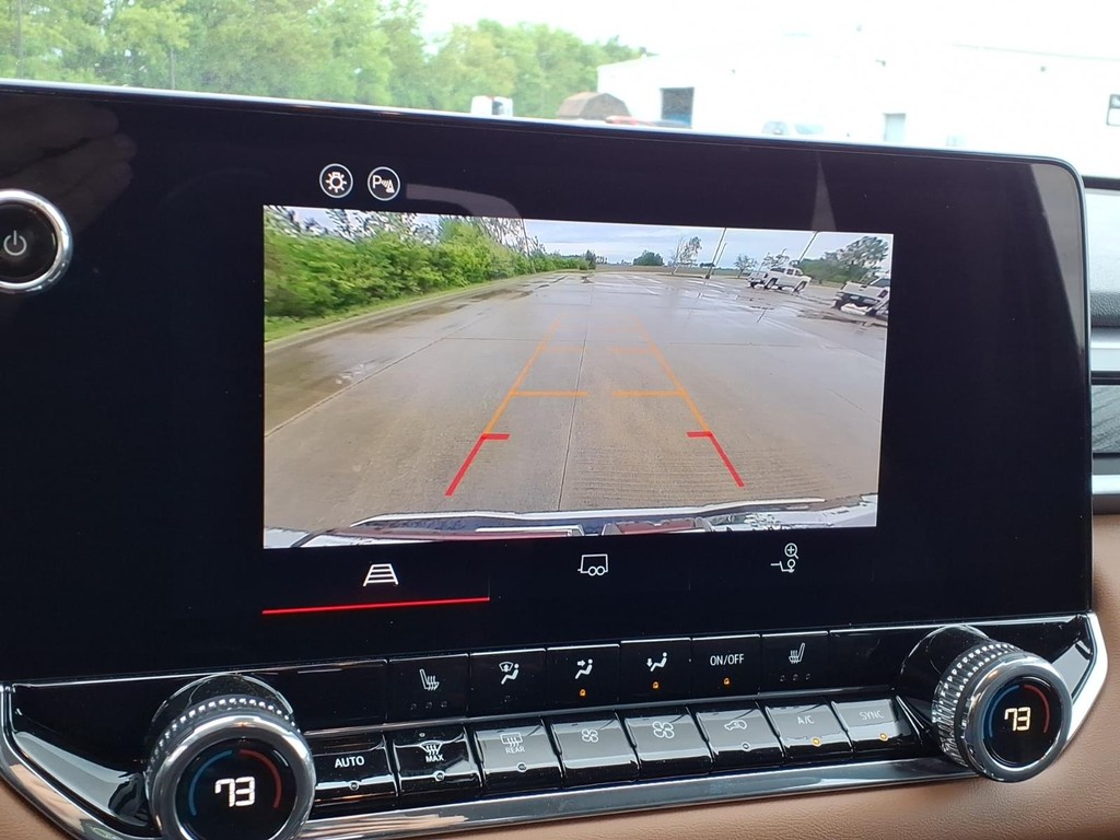 GMC Canyon Vehicle Full-screen Gallery Image 9