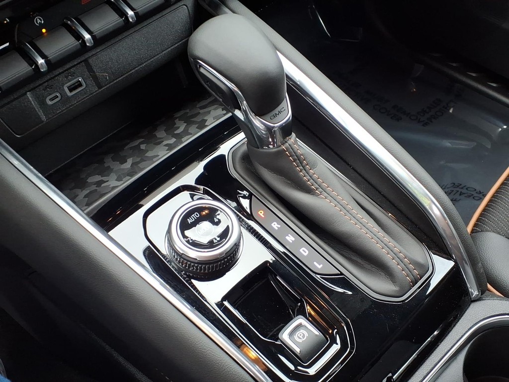 GMC Canyon Vehicle Full-screen Gallery Image 11
