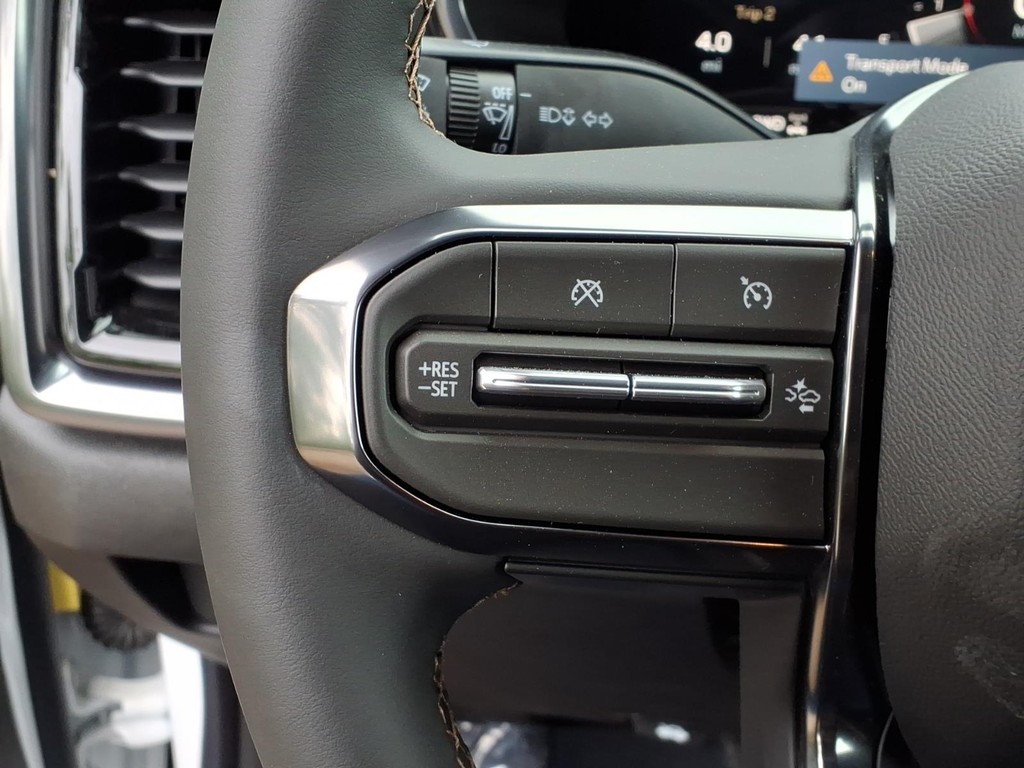 GMC Canyon Vehicle Full-screen Gallery Image 12