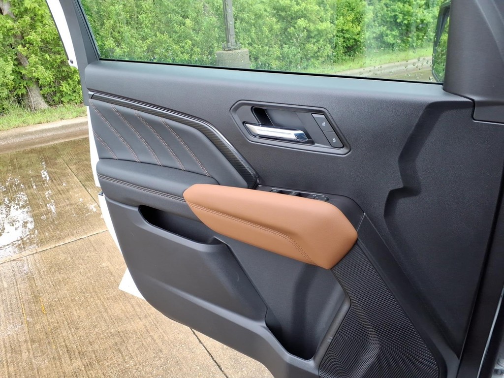 GMC Canyon Vehicle Full-screen Gallery Image 15