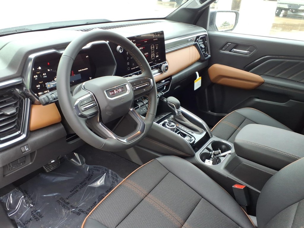 GMC Canyon Vehicle Full-screen Gallery Image 16