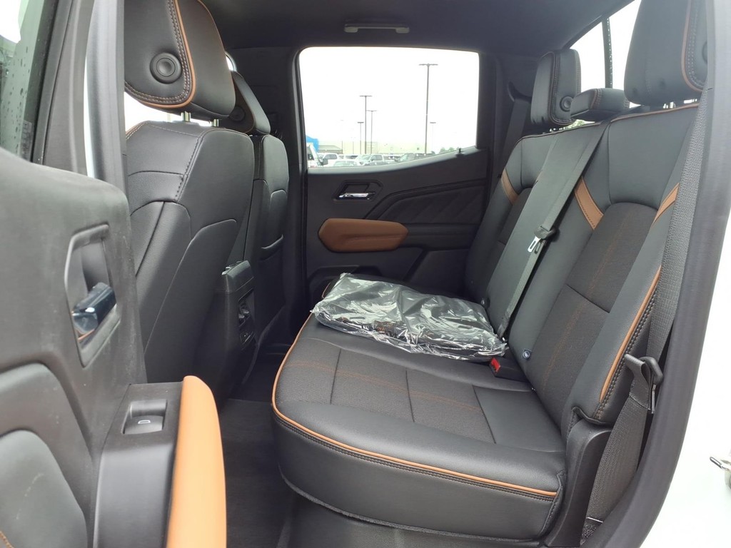 GMC Canyon Vehicle Full-screen Gallery Image 17
