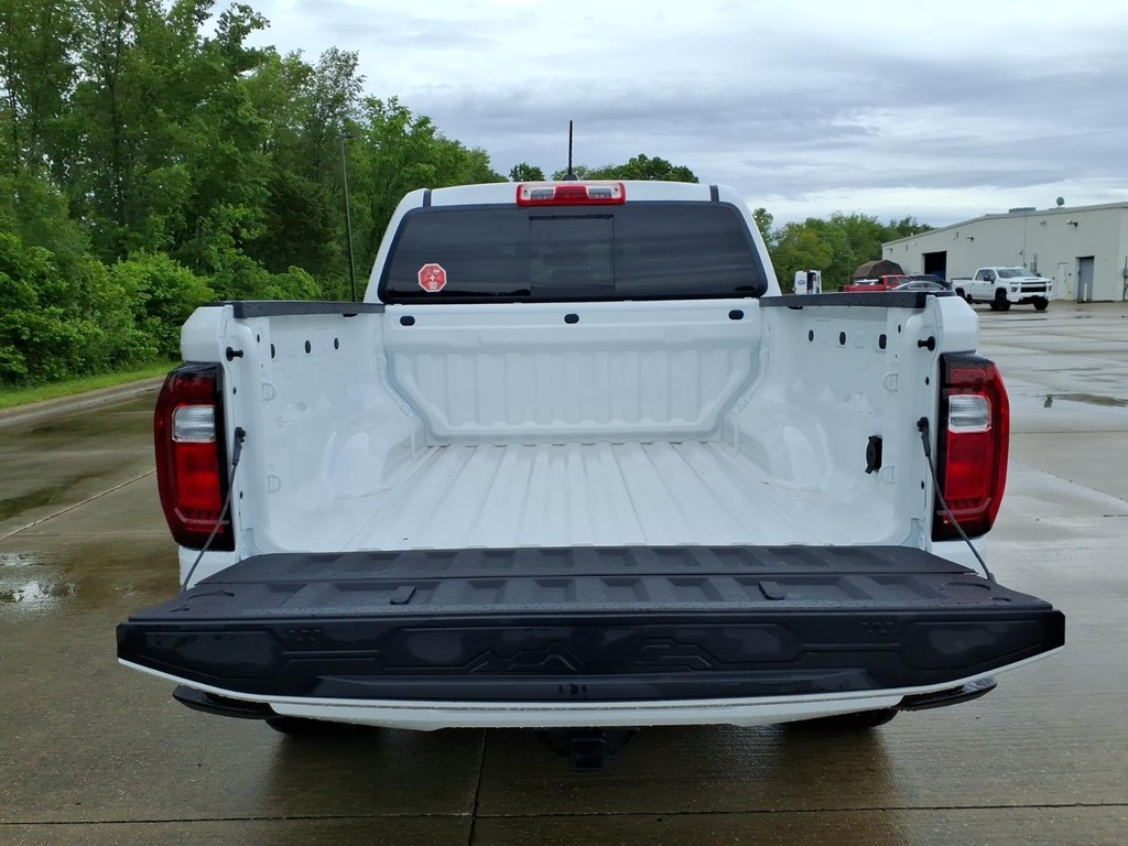 GMC Canyon Vehicle Full-screen Gallery Image 18