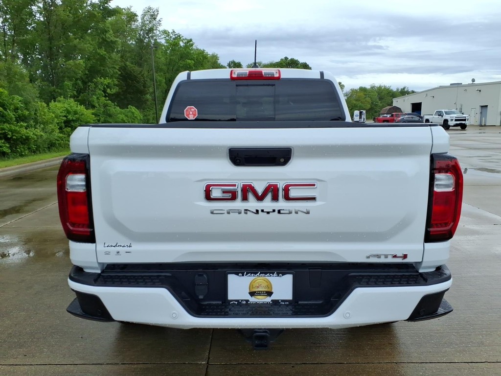 GMC Canyon Vehicle Full-screen Gallery Image 19