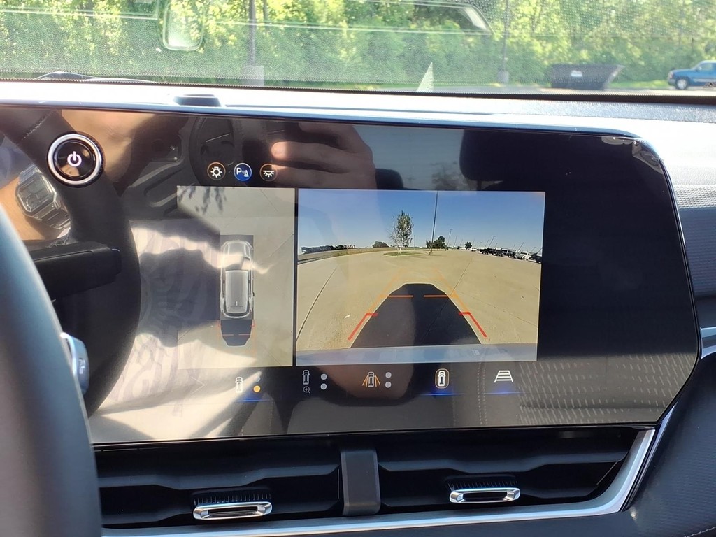 Chevrolet Equinox Vehicle Full-screen Gallery Image 9