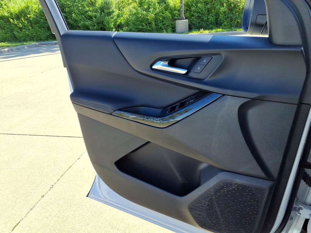 Chevrolet Equinox Vehicle Full-screen Gallery Image 14