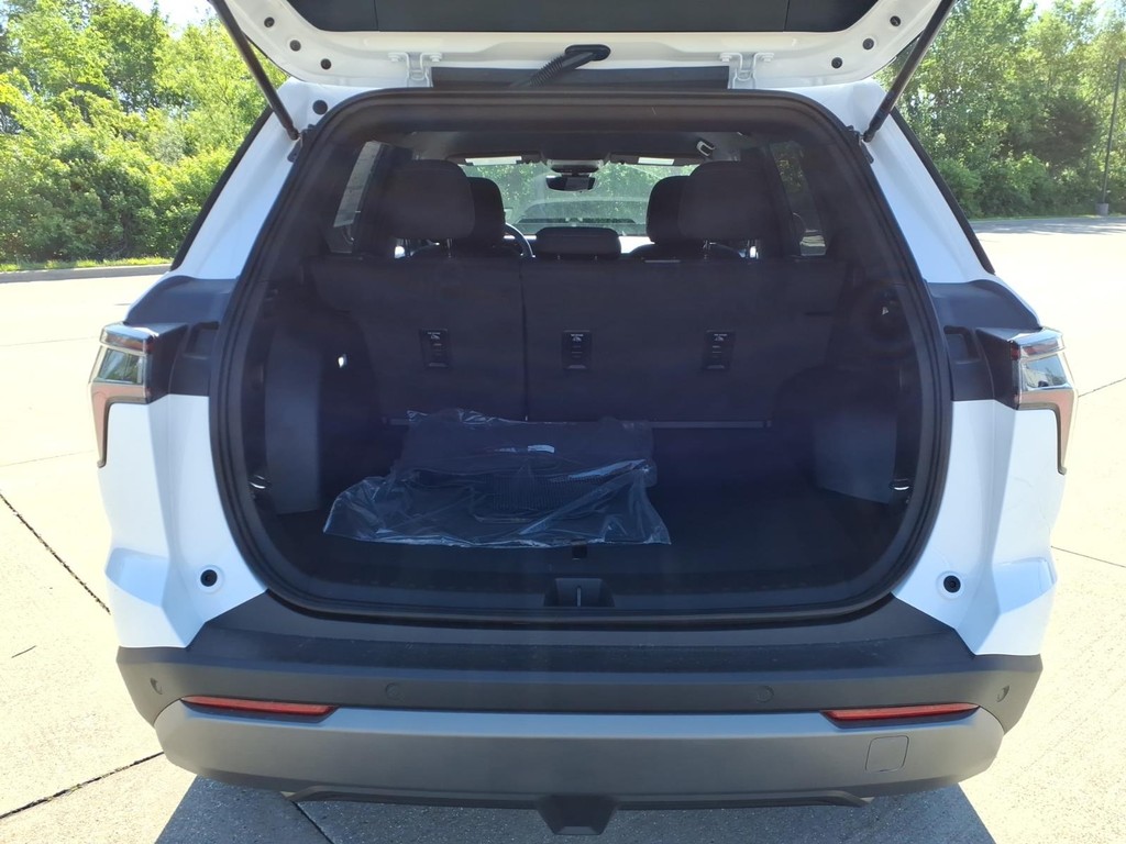 Chevrolet Equinox Vehicle Full-screen Gallery Image 17
