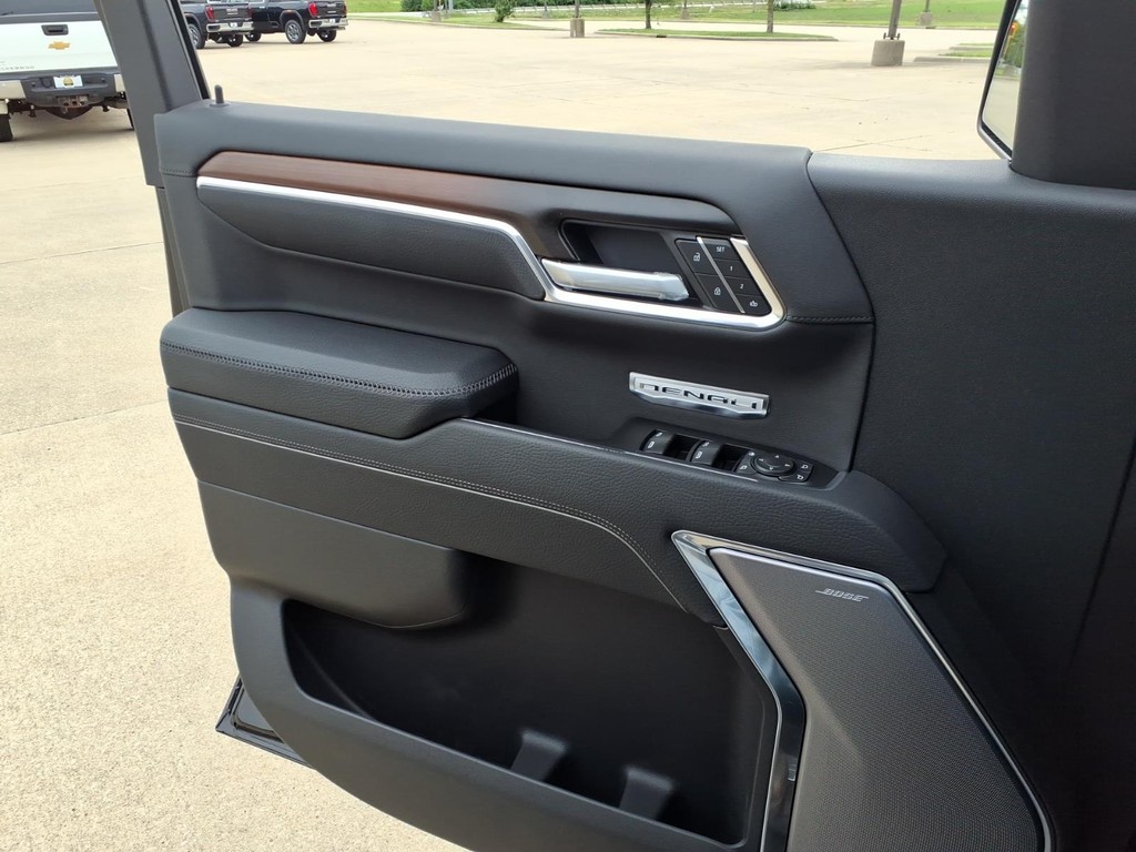 GMC Sierra 1500 Vehicle Full-screen Gallery Image 16