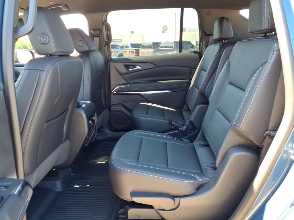 Chevrolet Traverse Vehicle Full-screen Gallery Image 16