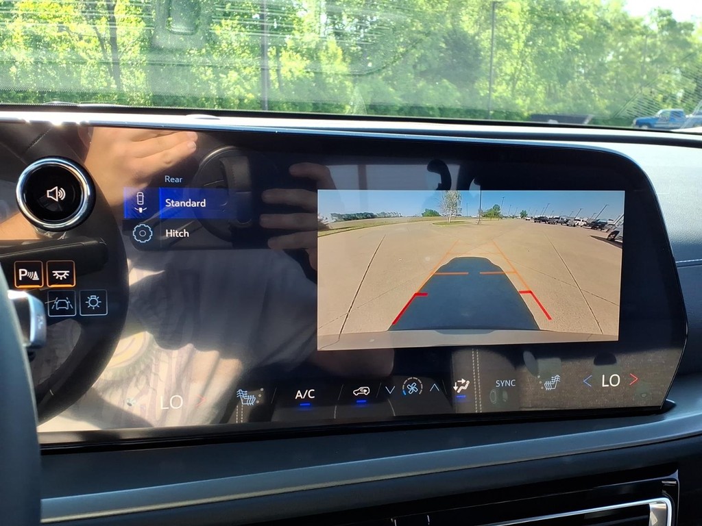 Chevrolet Traverse Vehicle Full-screen Gallery Image 9