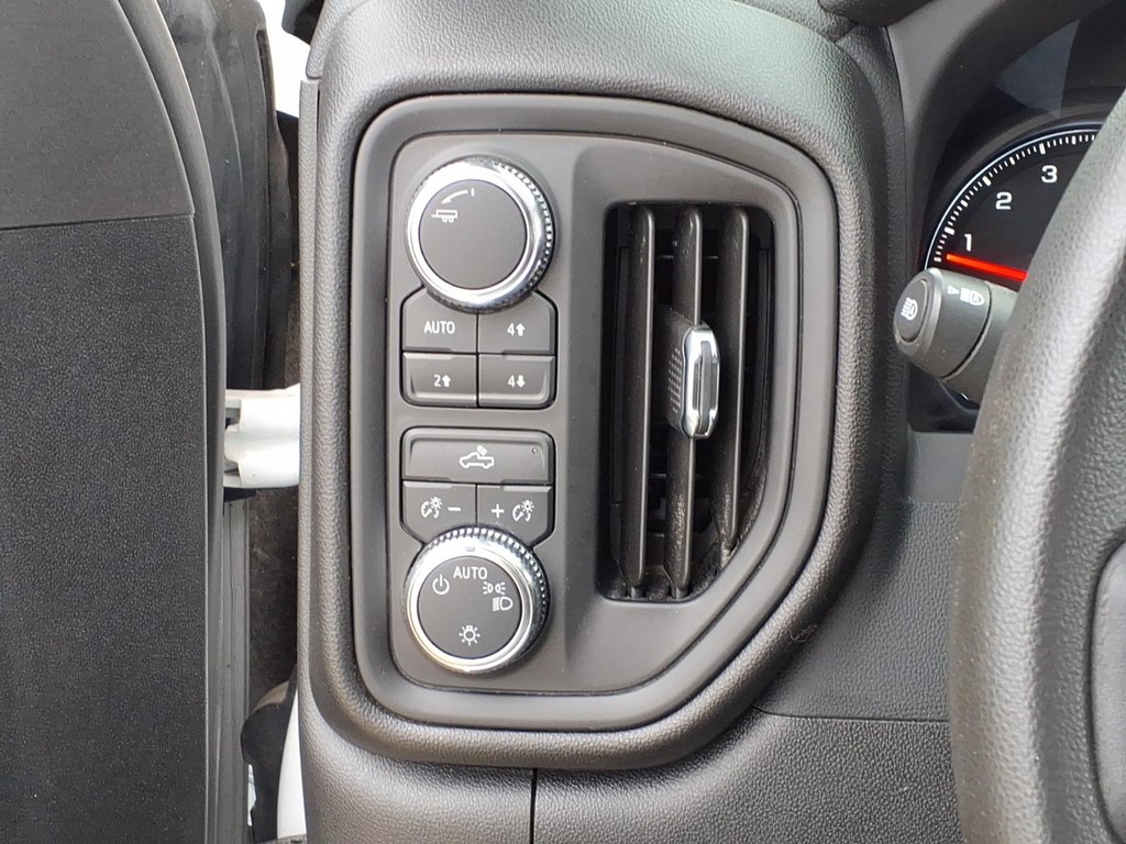 GMC Sierra 1500 Vehicle Full-screen Gallery Image 13
