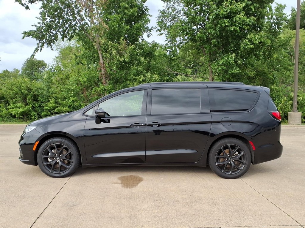 Chrysler Pacifica Vehicle Full-screen Gallery Image 2