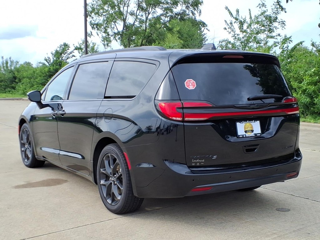 Chrysler Pacifica Vehicle Full-screen Gallery Image 3