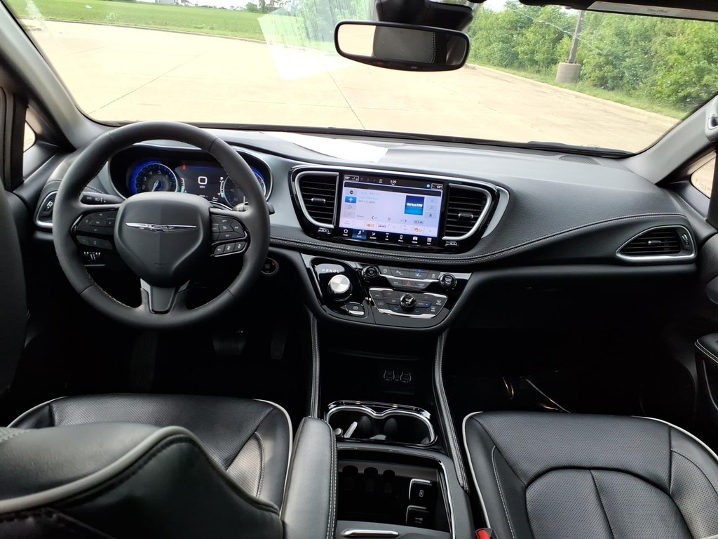 Chrysler Pacifica Vehicle Full-screen Gallery Image 4