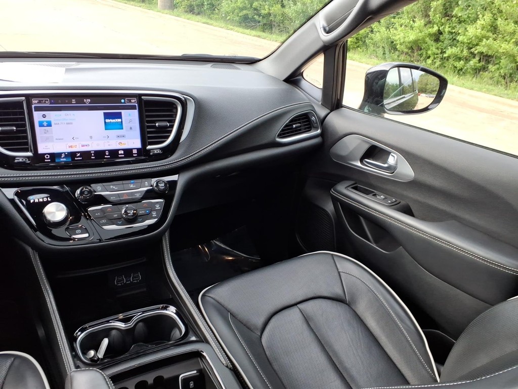 Chrysler Pacifica Vehicle Full-screen Gallery Image 5