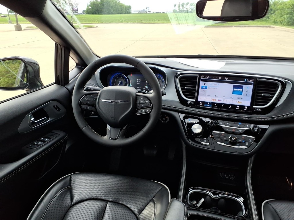 Chrysler Pacifica Vehicle Full-screen Gallery Image 6