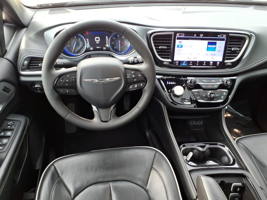Chrysler Pacifica Vehicle Full-screen Gallery Image 7