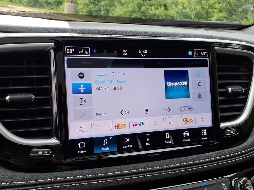 Chrysler Pacifica Vehicle Full-screen Gallery Image 8
