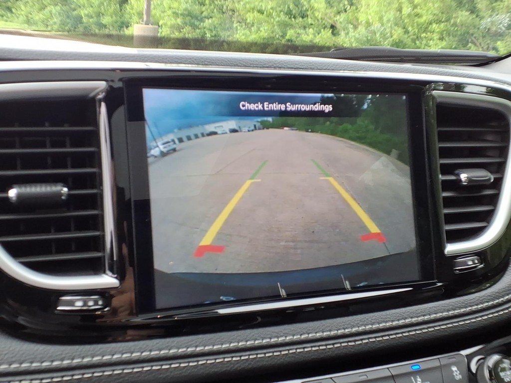 Chrysler Pacifica Vehicle Full-screen Gallery Image 9
