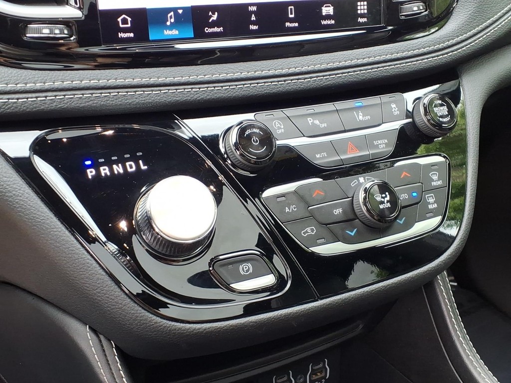 Chrysler Pacifica Vehicle Full-screen Gallery Image 10