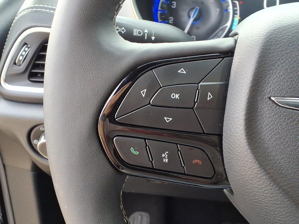 Chrysler Pacifica Vehicle Full-screen Gallery Image 11