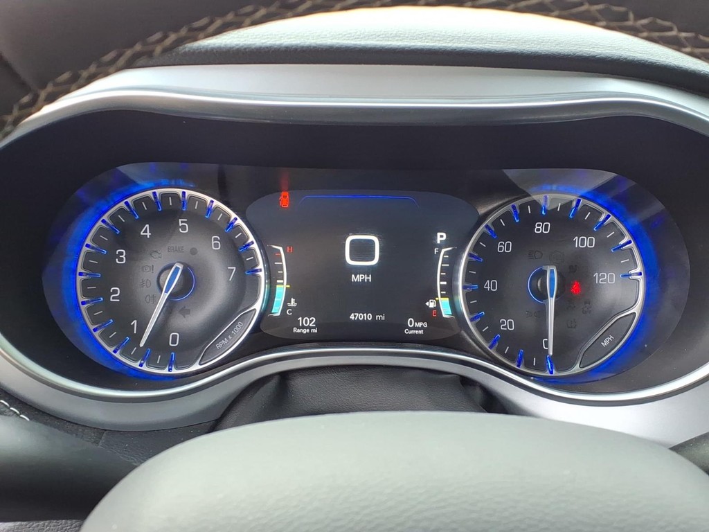 Chrysler Pacifica Vehicle Full-screen Gallery Image 13