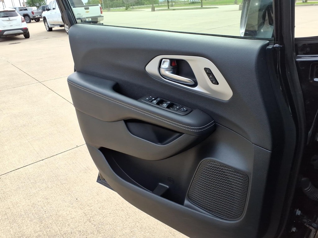 Chrysler Pacifica Vehicle Full-screen Gallery Image 14