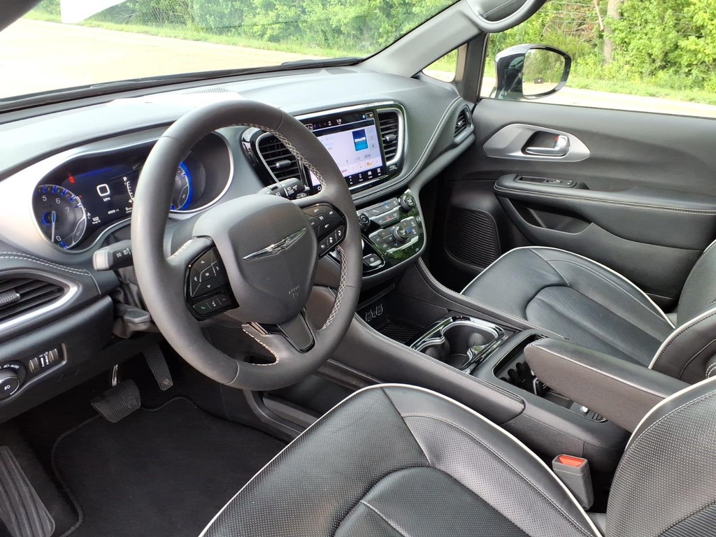 Chrysler Pacifica Vehicle Full-screen Gallery Image 15