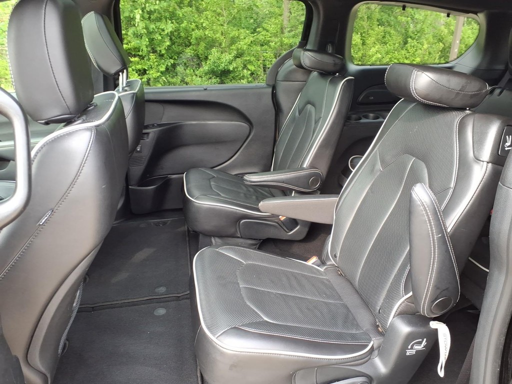 Chrysler Pacifica Vehicle Full-screen Gallery Image 16