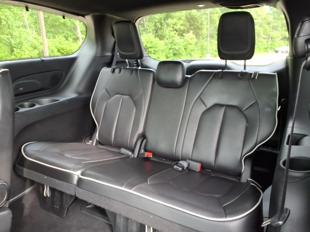 Chrysler Pacifica Vehicle Full-screen Gallery Image 17