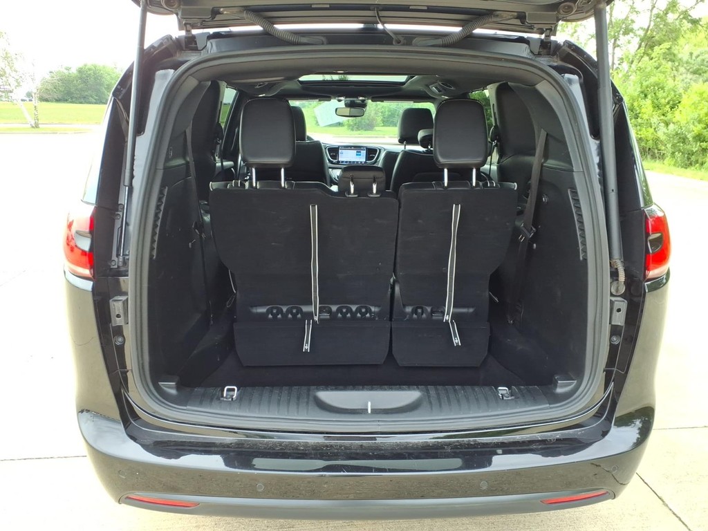 Chrysler Pacifica Vehicle Full-screen Gallery Image 18