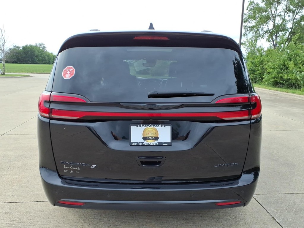 Chrysler Pacifica Vehicle Full-screen Gallery Image 19