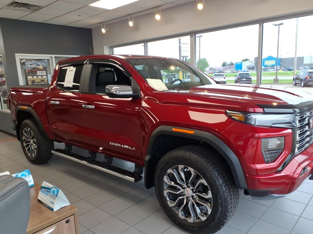 GMC Canyon Vehicle Full-screen Gallery Image 2