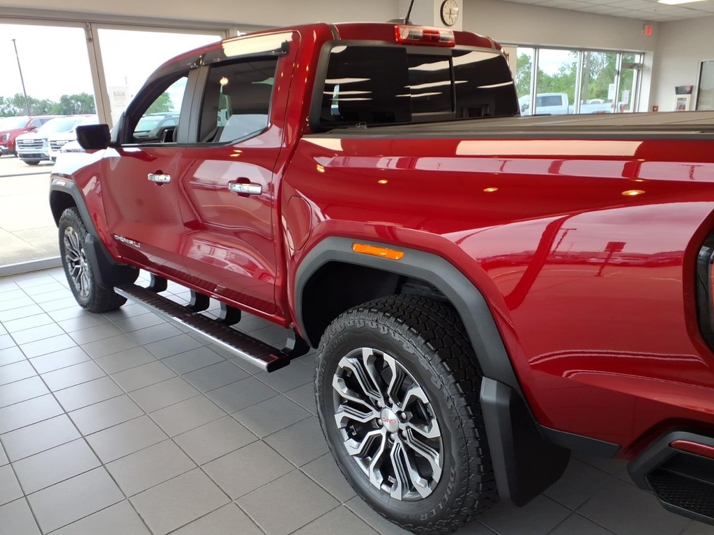 GMC Canyon Vehicle Full-screen Gallery Image 3