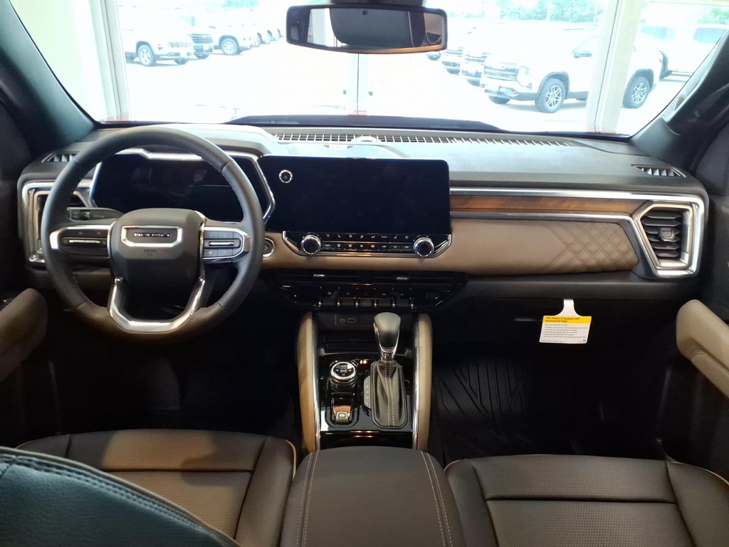 GMC Canyon Vehicle Full-screen Gallery Image 4