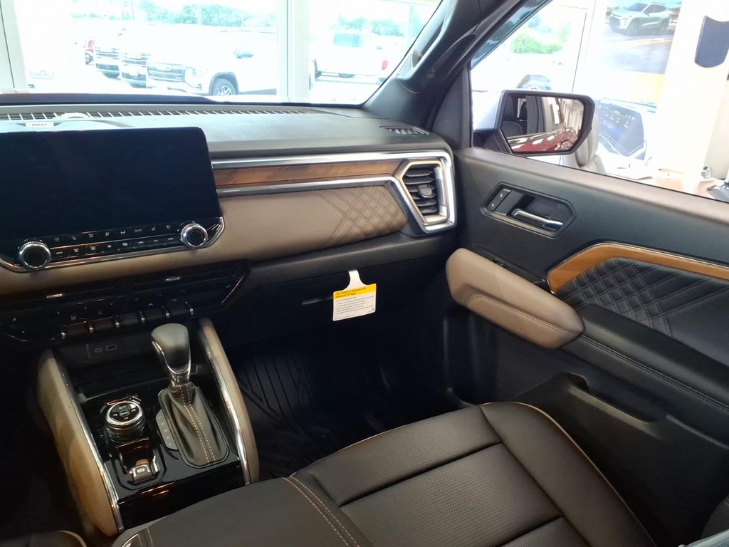GMC Canyon Vehicle Full-screen Gallery Image 5