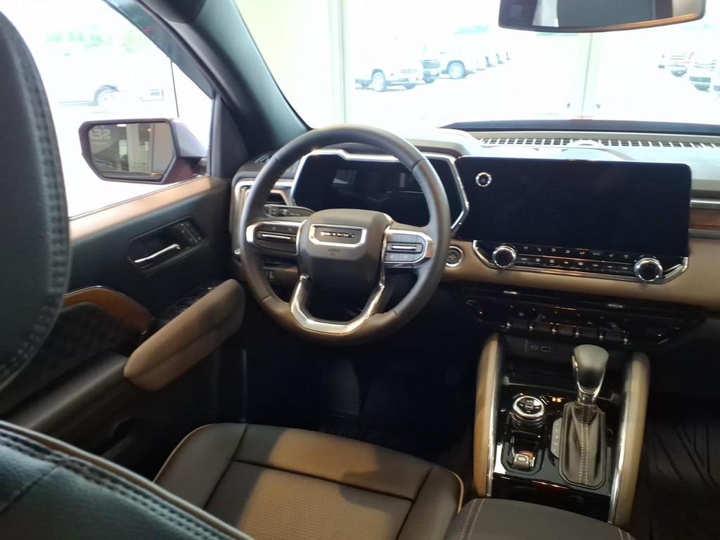 GMC Canyon Vehicle Full-screen Gallery Image 6