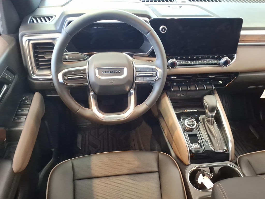 GMC Canyon Vehicle Full-screen Gallery Image 7
