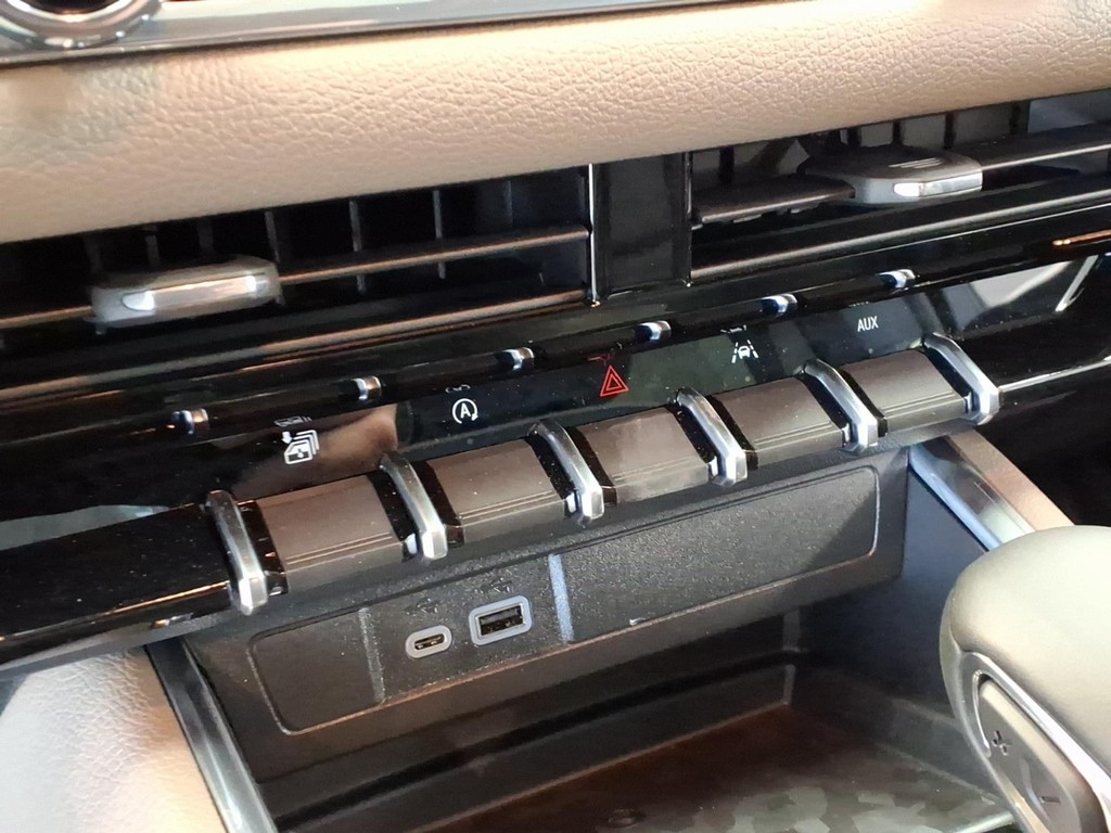 GMC Canyon Vehicle Full-screen Gallery Image 9