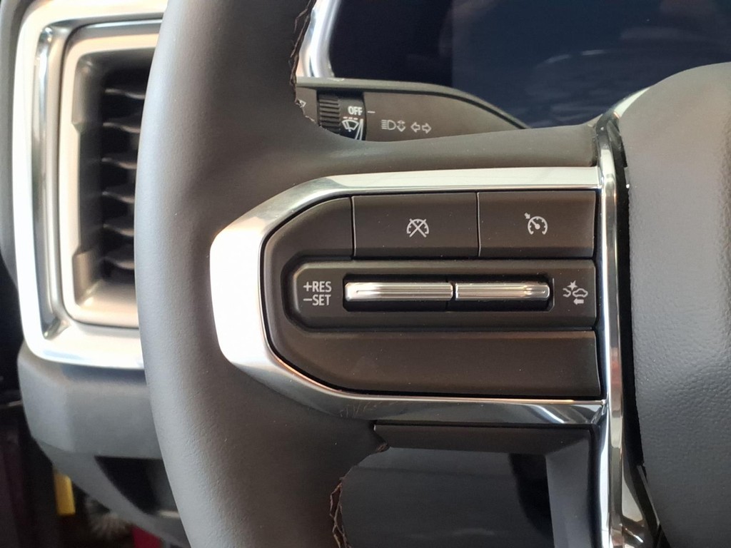 GMC Canyon Vehicle Full-screen Gallery Image 11