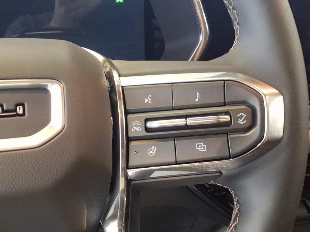 GMC Canyon Vehicle Full-screen Gallery Image 12