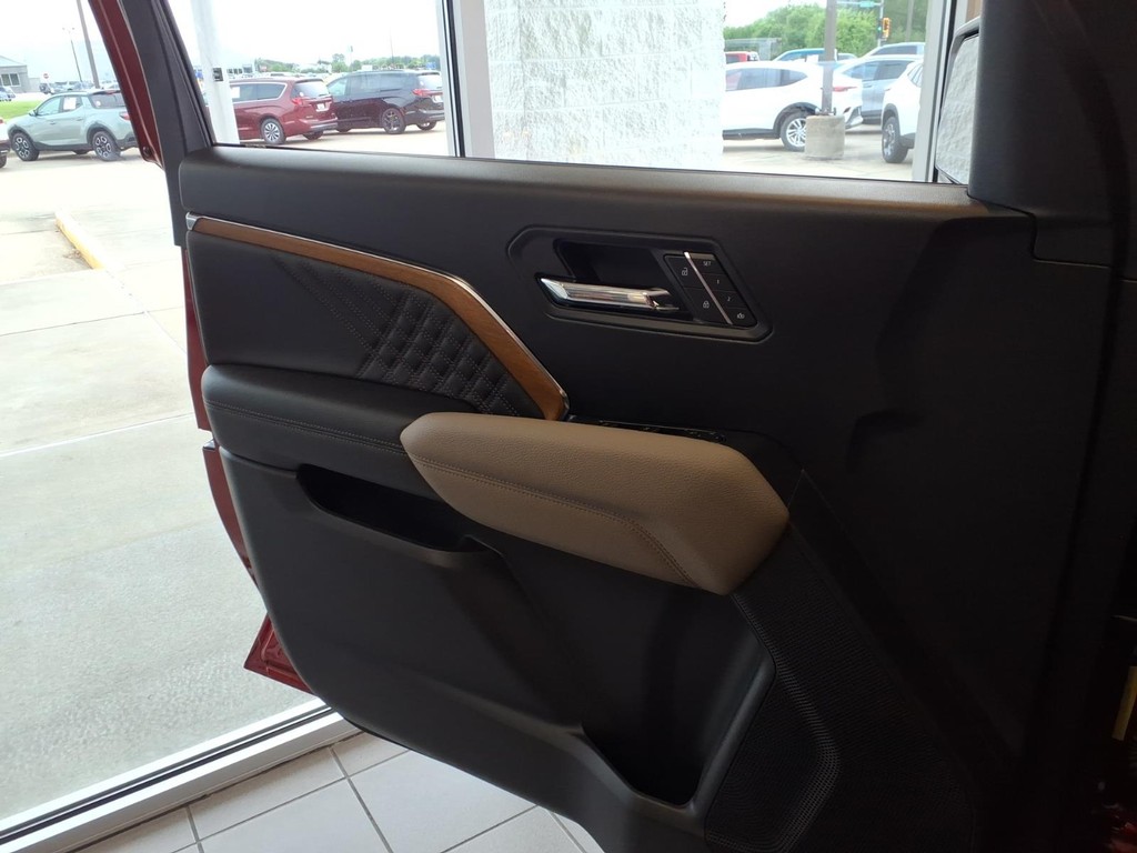 GMC Canyon Vehicle Full-screen Gallery Image 14