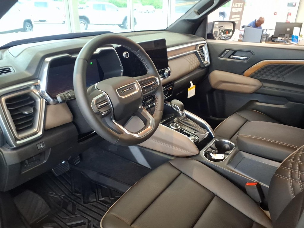 GMC Canyon Vehicle Full-screen Gallery Image 15