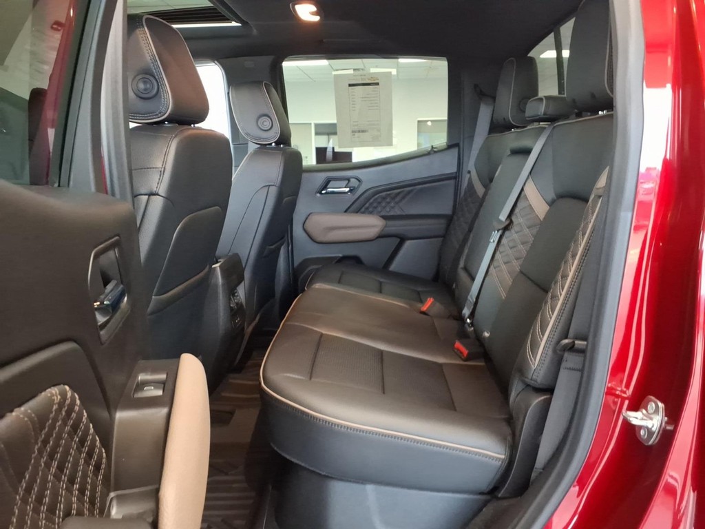 GMC Canyon Vehicle Full-screen Gallery Image 17