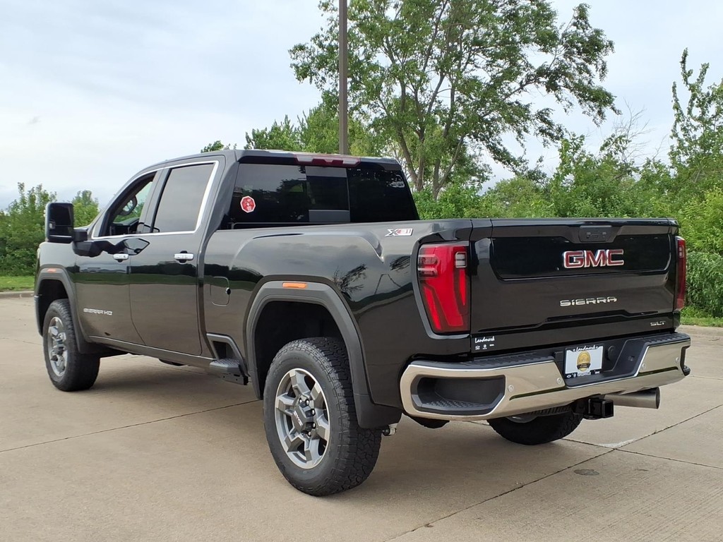 GMC Sierra 2500HD Vehicle Full-screen Gallery Image 3